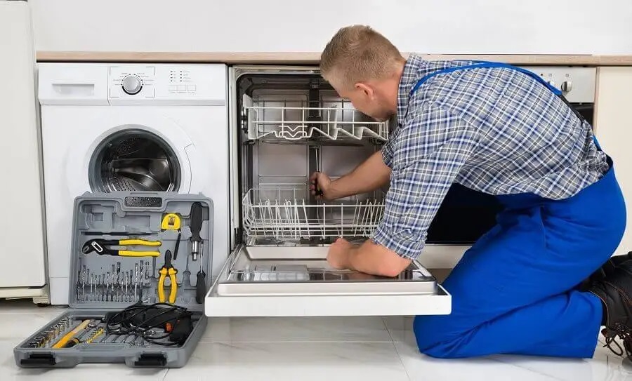 Evren Vaillant servisi teknisyen ekibi beyaz eşya tamiri yaparken